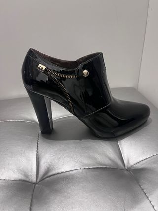 Scarpe con tacco nero vernice