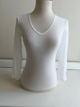 Camiseta blonda escote pico manga larga