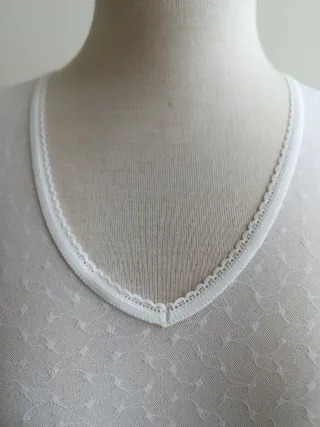 Camiseta blonda escote pico manga larga