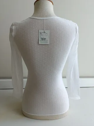 Camiseta blonda escote pico manga larga