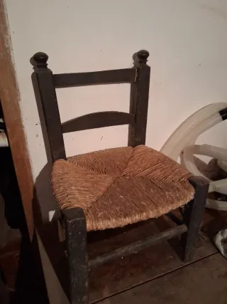 Silla castellana rústica de madera y yute