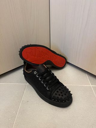 Scarpe nere con suola rossa e borchie loubutin