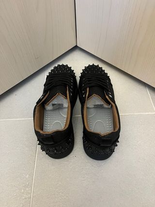 Scarpe nere con suola rossa e borchie loubutin