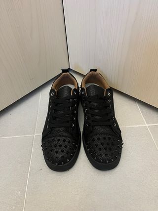 Scarpe nere con suola rossa e borchie loubutin