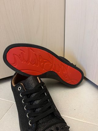 Scarpe nere con suola rossa e borchie loubutin