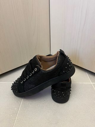 Scarpe nere con suola rossa e borchie loubutin