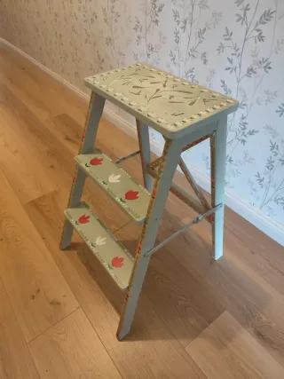 Sgabello scaletta Ikea Bekvam decorato a mano