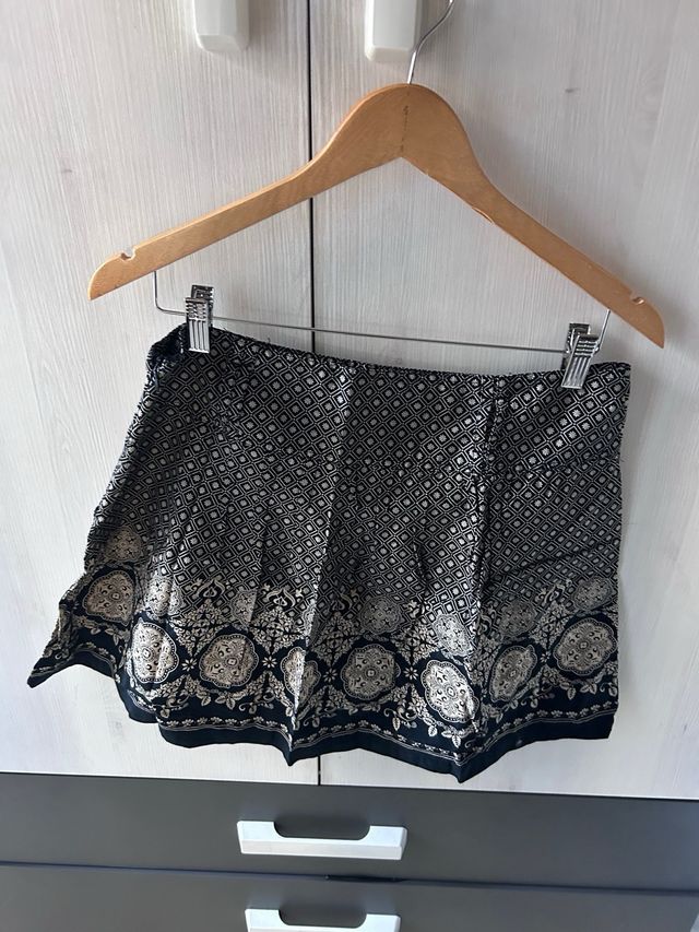 Falda estampada beige y negra