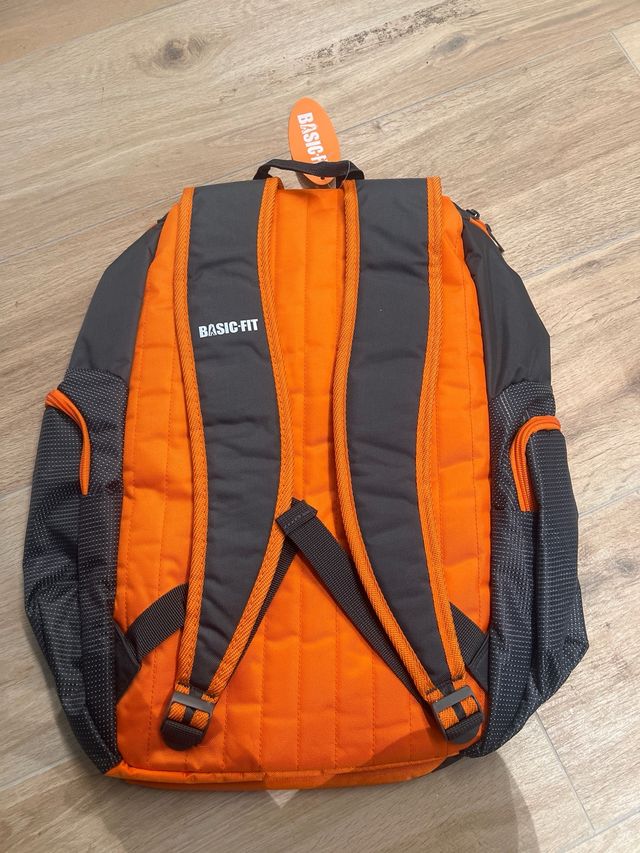 Mochila BASIC-FIT Negra y Naranja nunca utilizada