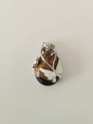 Piedra ojo de tigre con mariposa