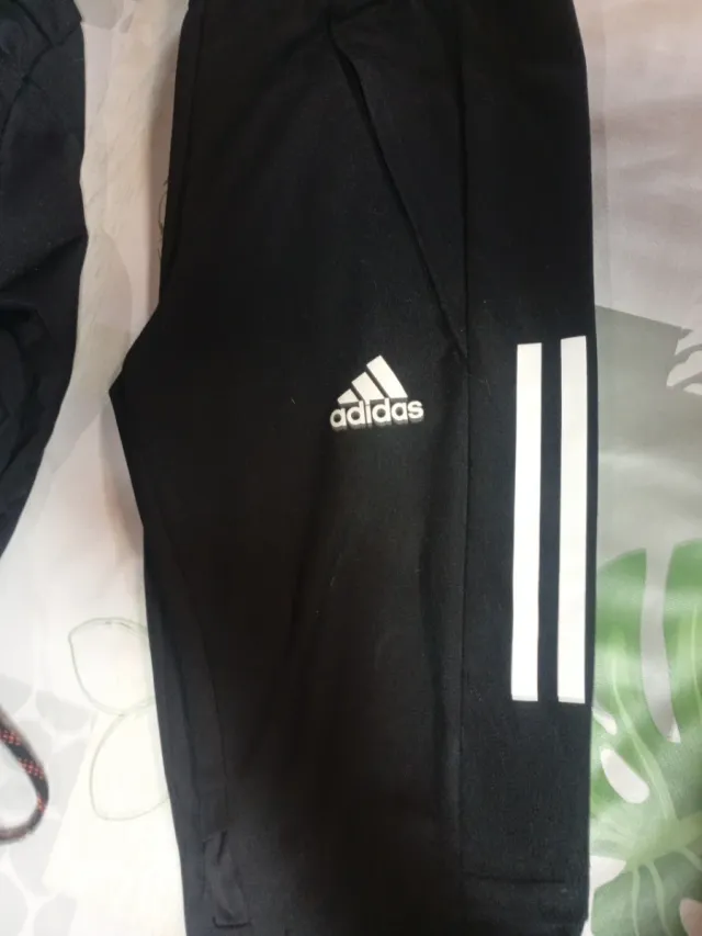 Pantalón chándal Adidas negro.  Talla 7-8 de niño.