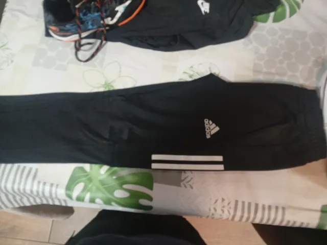 Pantalón chándal Adidas negro.  Talla 7-8 de niño.