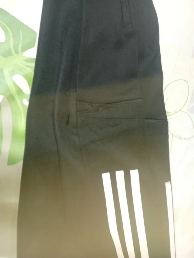 Pantalón chándal Adidas negro.  Talla 7-8 de niño.