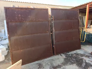 Puerta exterior dos hojas chapa oxidada