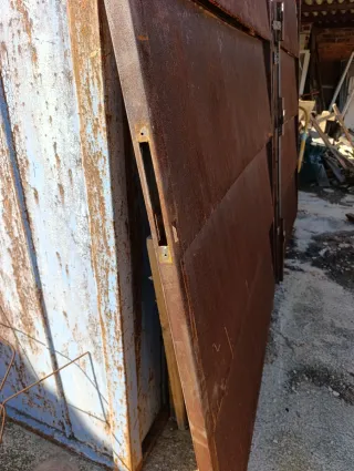 Puerta exterior dos hojas chapa oxidada