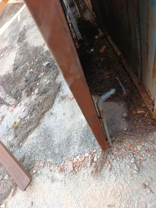 Puerta exterior dos hojas chapa oxidada