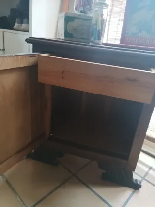 MESITA DE NOCHE ANTIGUA