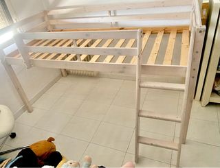 Cama alta con escalera y tobogan