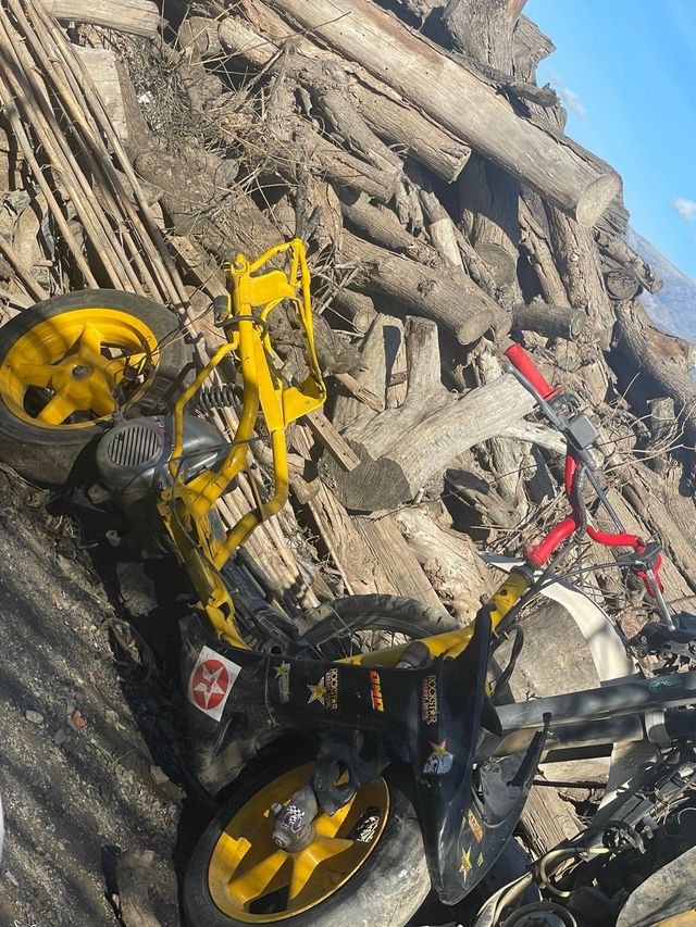 moto lo tiene todo solo que está sin montar