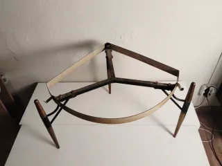 Mesa auxiliar en latón y hierro. Falta el mármol