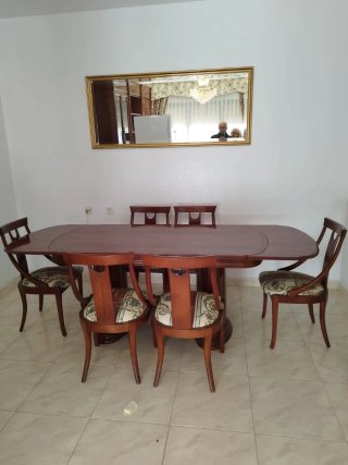 Mesa comedor y sillas.