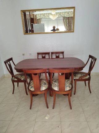 Mesa comedor y sillas.
