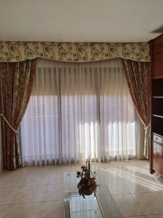 Mesa comedor y sillas.