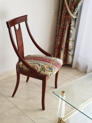 Mesa comedor y sillas.