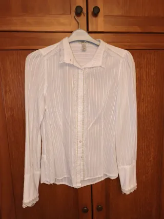 Camisa blanca de mujer con encaje