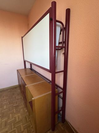 Cama litera plegable con pizarra y mueble modular