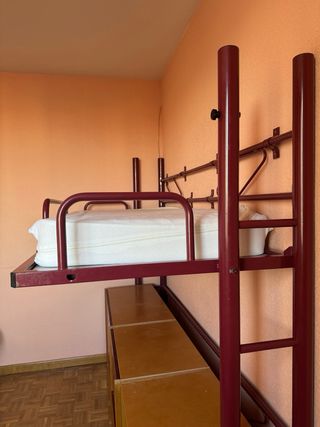 Cama litera plegable con pizarra y mueble modular