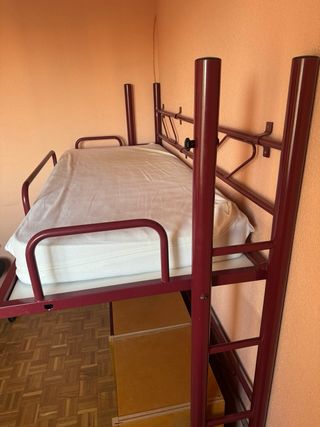 Cama litera plegable con pizarra y mueble modular