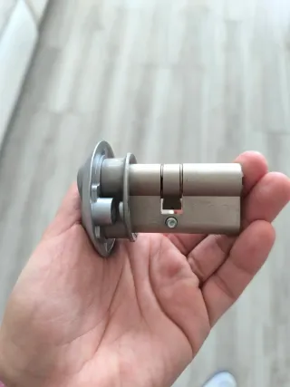 Puerta de entrada con cerradura multipunto