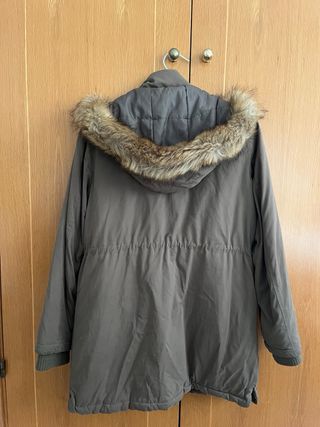 Abrigo verde militar con capucha Sfera Basic