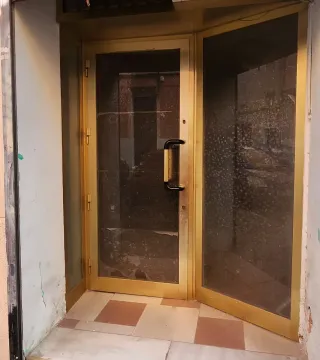 Puerta aluminio con fijos cristal