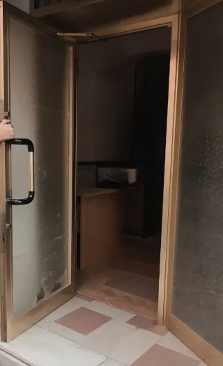 Puerta aluminio con fijos cristal