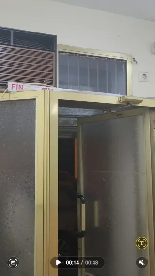 Puerta aluminio con fijos cristal