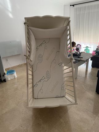 Cuna blanca con colchón y protector incluido.