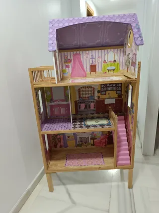 Casita de muñecas de madera