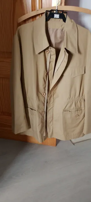 Chaqueta beige mujer