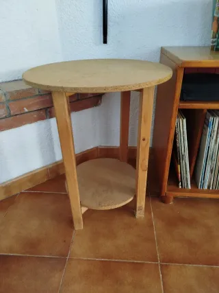 2 Mesitas auxiliares de madera