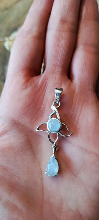 Colgante pétalos piedra luna y plata de ley