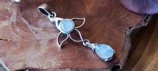 Colgante pétalos piedra luna y plata de ley