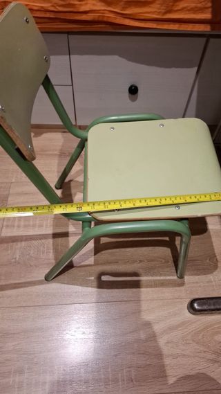 2 escritorios y sillas infantiles madera y metal