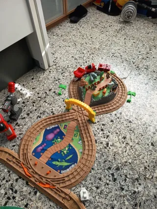 Tren eléctrico Fisher Price x2