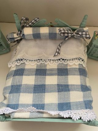 Muñeca terracota y muebles miniatura