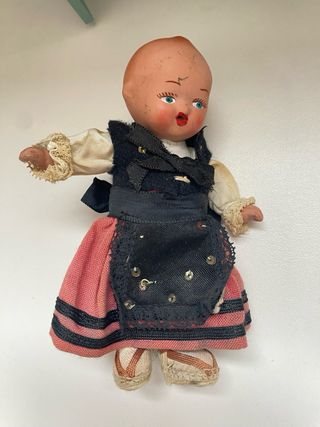 Muñeca terracota y muebles miniatura