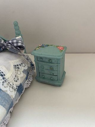 Muñeca terracota y muebles miniatura