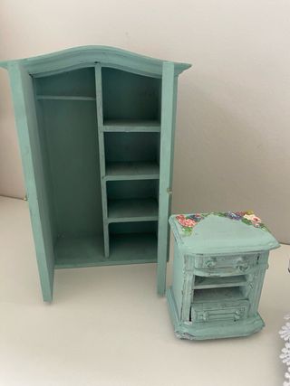 Muñeca terracota y muebles miniatura