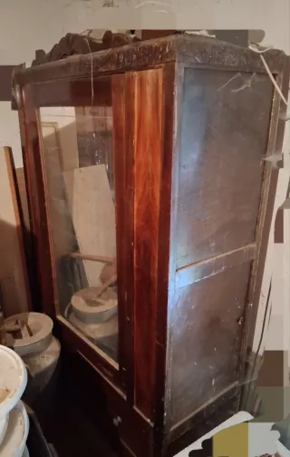 Armario antiguo de madera y cristal
